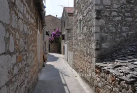 Dalmatinska kamena kuća, Hvar, Ev