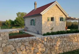 Autentična dalmatinska kuća s velikom parcelom, Zadar, Casa