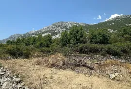 Građevinsko zemljište u mirnom okruženju, Omiš, Terreno