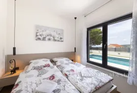 Luksuzna vila s tri stambene jedinice, Trogir - Okolica, Kuća