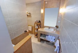 Jedinstven trosobni stan s prostranim dvorištem, Split, Appartment