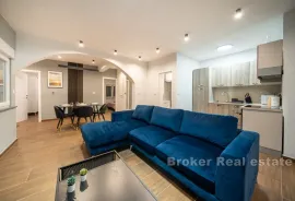 Moderna vila sa šest apartmanskih jedinica, Trogir, Casa