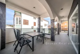 Moderna vila sa šest apartmanskih jedinica, Trogir, Casa