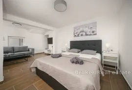 Moderna vila sa šest apartmanskih jedinica, Trogir, Casa