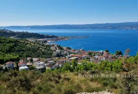 Prostrano građevinsko zemljište s pogledom na more, Omiš, Land