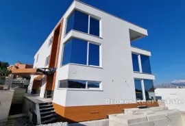 Vila u visokom roh-bau stanju s tri stambene jedinice, Trogir, Haus