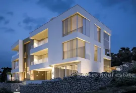 Vila u visokom roh-bau stanju s tri stambene jedinice, Trogir, Haus