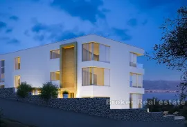 Vila u visokom roh-bau stanju s tri stambene jedinice, Trogir, Haus