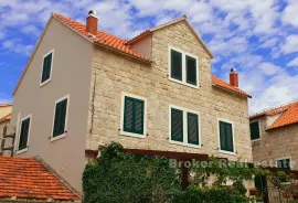 Kamena kuća s dvorom na izvrsnoj lokaciji, Split, Haus