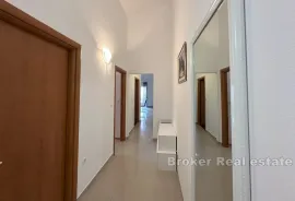 Trosobni stan s balkonom i pogledom na more, Trogir, Appartment