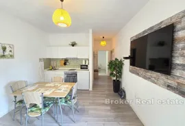 Apartmanska kuća u drugom redu do mora, Omiš, Casa