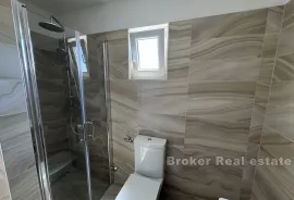 Funkcionalna nekretnina sa 3 apartmana, Rogoznica, Flat