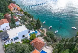 Vila s bazenom u prvom redu do mora, Korčula, بيت