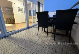 Dvosoban penthouse na frekventnoj lokaciji, Split, Flat