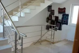 Kuća s 5 apartmana, na prodaju, Trogir, Casa