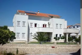 Kuća s 5 apartmana, na prodaju, Trogir, Casa