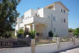 Kuća s 5 apartmana, na prodaju, Trogir, Casa