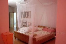 Kuća s 5 apartmana, na prodaju, Trogir, Casa