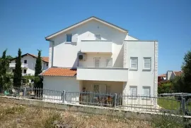 Kuća s 5 apartmana, na prodaju, Trogir, Casa