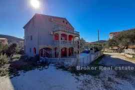 Samostojeća kuća s pogledom na more, Trogir - Okolica, Kuća