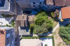 Kamena kuća u starom centru, za kompletnu obnovu, Trogir - Okolica, House