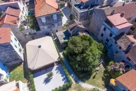 Kamena kuća u starom centru, za kompletnu obnovu, Trogir - Okolica, House