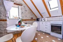 Renovirana kamena kuća, na prodaju, Trogir - Okolica, Дом