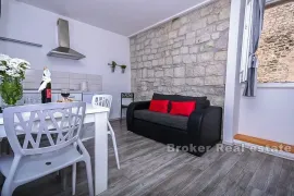 Renovirana kamena kuća, na prodaju, Trogir - Okolica, Дом