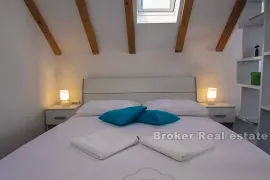 Renovirana kamena kuća, na prodaju, Trogir - Okolica, Дом