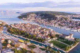 Renovirana kamena kuća, na prodaju, Trogir - Okolica, Дом