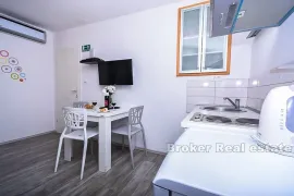 Renovirana kamena kuća, na prodaju, Trogir - Okolica, Дом