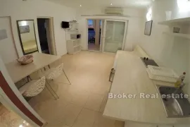 Apartmanska vila s pogledom na more, Primošten, Kuća