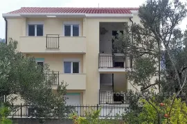 Novoizgrađena kuća sa 7 apartmana, na prodaju, Trogir - Okolica, Famiglia