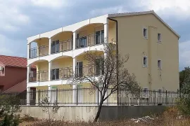 Novoizgrađena kuća sa 7 apartmana, na prodaju, Trogir - Okolica, Famiglia