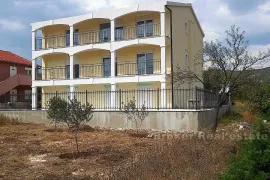 Novoizgrađena kuća sa 7 apartmana, na prodaju, Trogir - Okolica, Famiglia