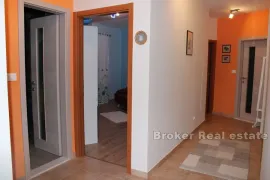 Novouređeni apartman s pogledom na more, Omiš, Kвартира