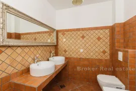 Vila s pet zvjezdica, na prodaju, Trogir - Okolica, Casa