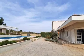 Mediteranska vila s bazenom i pogledom na more, Lanišće, Дом