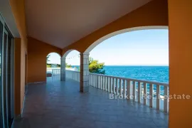 Apartmanska kuća prvi red do mora, Korčula, Дом