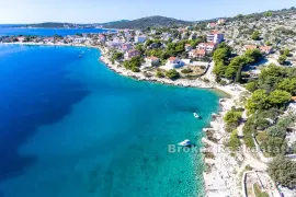 Jedinstvena nekretnina u prvom redu do mora, Rogoznica, Kuća