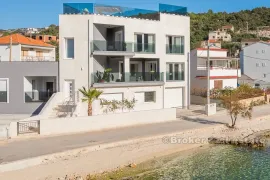 Elegantna, novosagrađena vila, prvi red do mora, Trogir - Okolica, Kuća