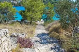 Atraktivna nekretnina u prvom redu do mora, Šolta, Kuća