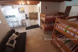 Kuća s apartmanima i bazenom, Zadar, Дом