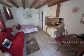 Kuća s apartmanima i bazenom, Zadar, Ev