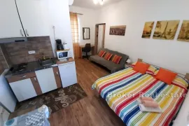 Kuća s apartmanima i bazenom, Zadar, House