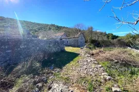 Kamena kuća s građevinskim zemljištem, Marina, Kuća