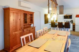 Apartmanska kuća sa 2 bazena i pogledom na more, Trogir - Okolica, Ev