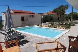 Apartmanska kuća sa 2 bazena i pogledom na more, Trogir - Okolica, Ev