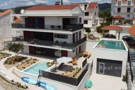 Apartmanska kuća sa 2 bazena i pogledom na more, Trogir - Okolica, Ev