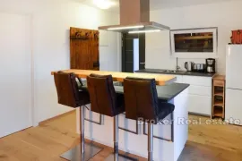 Apartmanska kuća sa 2 bazena i pogledom na more, Trogir - Okolica, Ev